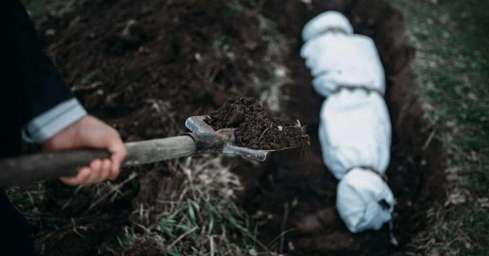 Mama băiețelului de 3 ani ucis în bătaie de concubin a fost reținută: a asistat fără să intervină și voia să-l îngroape în curte