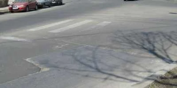 Lipsa marcajelor rutiere îi deranjează pe şoferii din Cluj