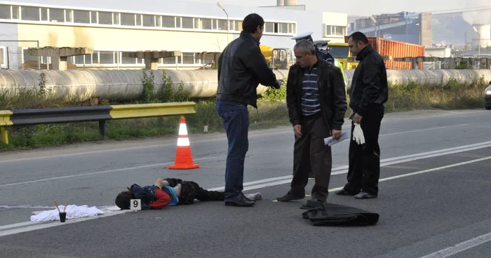 Medicii de pe Ambulanţă nu au mai putut face nimic pentru elevul accidentat FOTO Corina Macavei