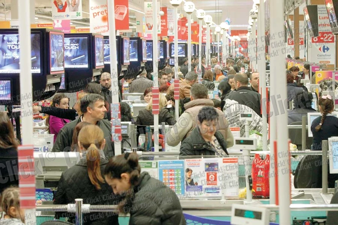 Magazinele au fost  luate cu asalt încă  de la orele dimineţii (Fotografii: Sever Gheorghe)