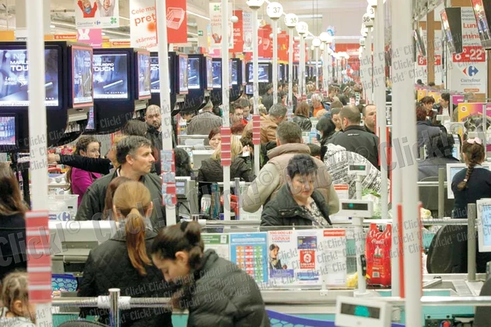 Magazinele au fost luate cu asalt încă de la orele dimineţii (Fotografii: Sever Gheorghe)