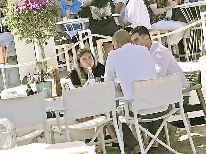 Tenismena şi iubitul său, Toni Iuruc, au sărbătorit victoria de la Roland Garros alături de un prieten