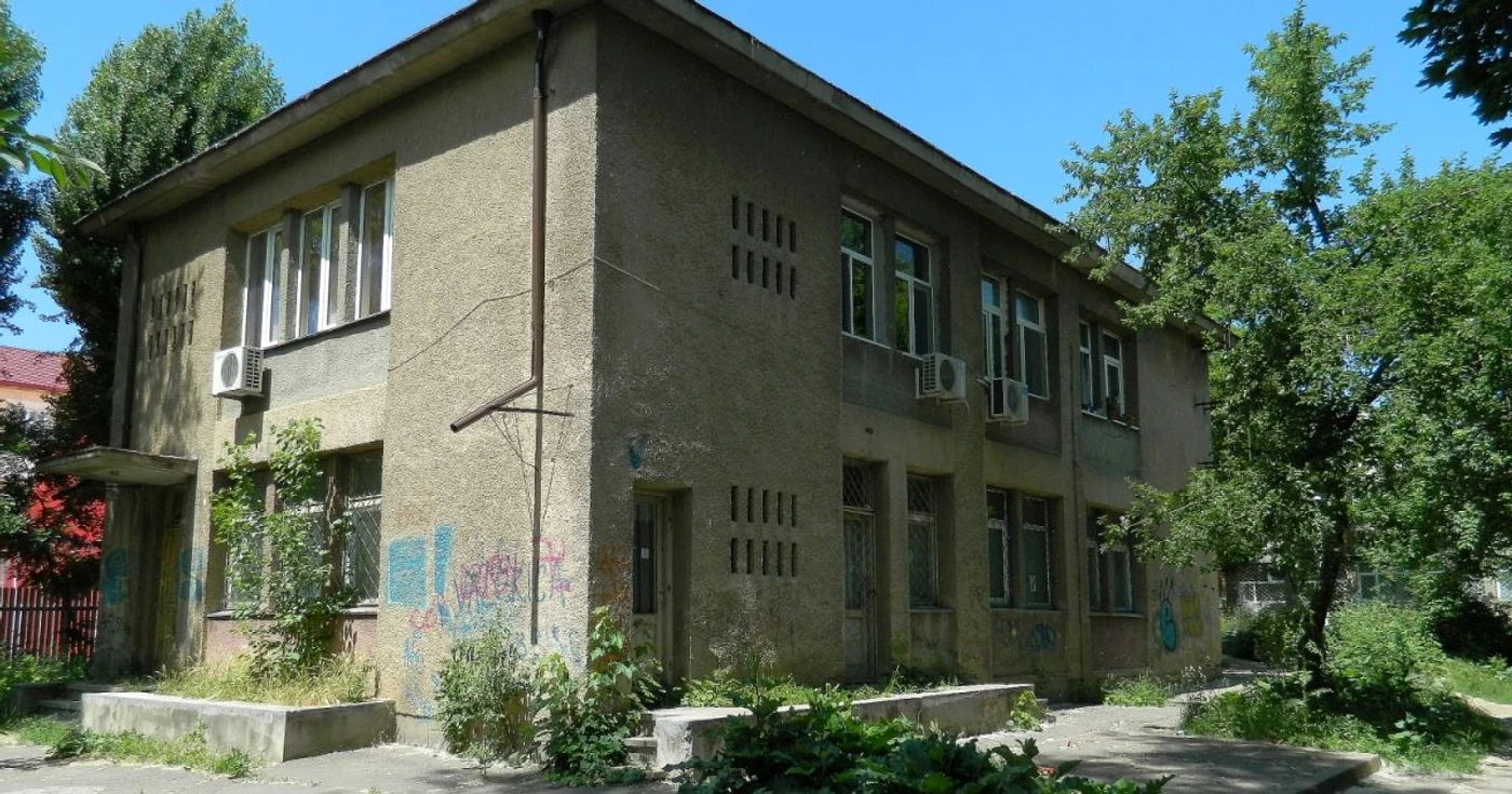 Mai rămâne să se dea o mână de var şi pe clădirea urâtă a dispensarului. Foto: C.Crângan