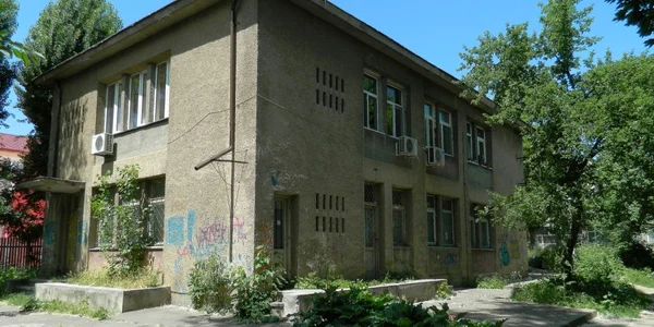 Mai rămâne să se dea o mână de var şi pe clădirea urâtă a dispensarului