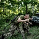 Soldati ucraineni se adapostesc in timpul unui bombardament in Lyman- razboi Ucraina FOTO Profimedia 