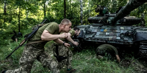 Soldati ucraineni se adapostesc in timpul unui bombardament in Lyman- razboi Ucraina FOTO Profimedia 