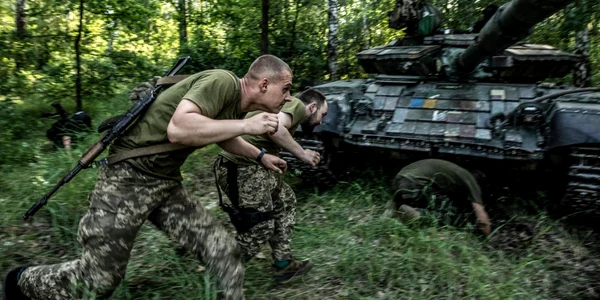Soldati ucraineni se adapostesc in timpul unui bombardament in Lyman- razboi Ucraina FOTO Profimedia 