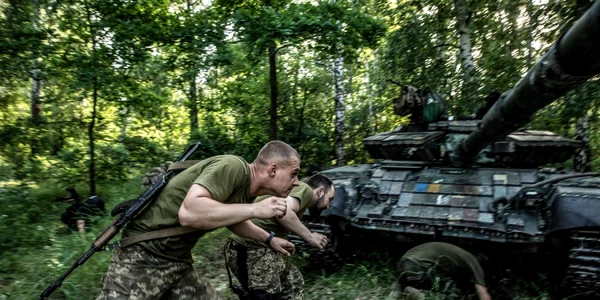 Soldati ucraineni se adapostesc in timpul unui bombardament in Lyman- razboi Ucraina FOTO Profimedia 
