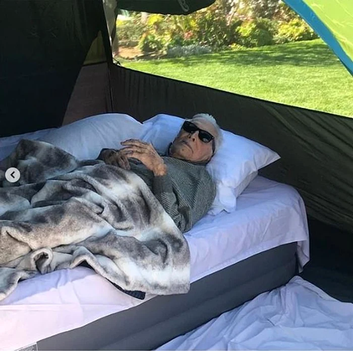 Nepotul lui Kirk, Cameron, a publicat o serie de imagini cu bunicul său în cort, în grădina vileifoto: Instagram