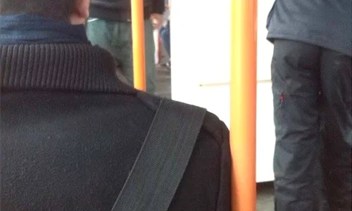 Tinerii au urcat ditamai frigiderul printre călătorii din tramvai jpeg