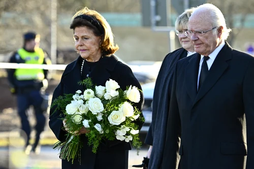 Regele Carl Gustaf și Regina Silvia au adus omagii victimelor masacului de la Risbergska Campus. FOTO: Profimedia