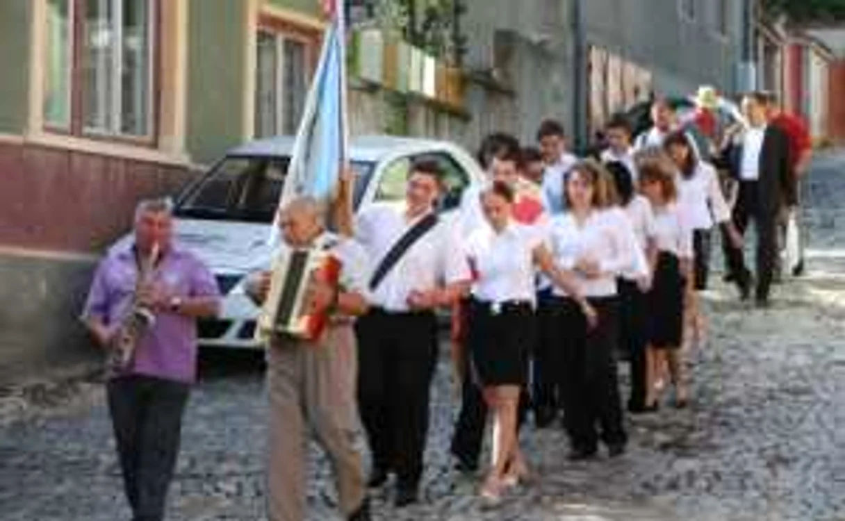 Braşov: Junii Dorobanţi au încins hora la Crucea Dreptăţii