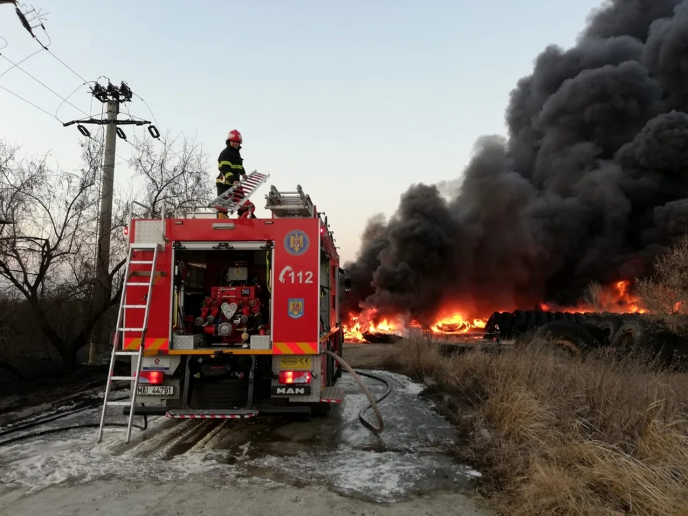 Intervenţia pompierilor este îngreunată de fumul gros şi vânt Foto: ISU Galaţi