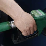 BENZINARIE - Carburant - O prsoana pune benzina FOTO Mediafax