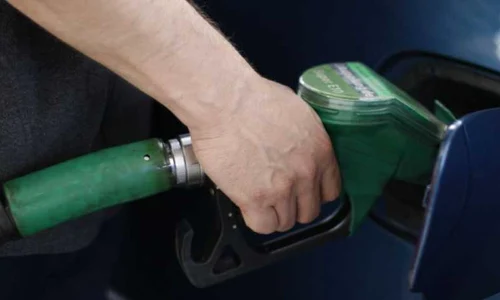 BENZINARIE - Carburant - O prsoana pune benzina FOTO Mediafax