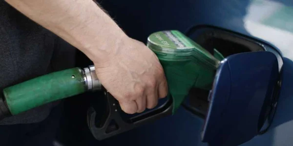 BENZINARIE - Carburant - O prsoana pune benzina FOTO Mediafax