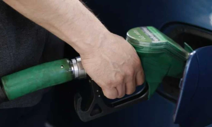 BENZINARIE - Carburant - O prsoana pune benzina FOTO Mediafax