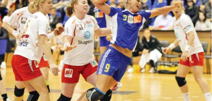 Ionela Stanca (la minge) şi-a depăşit clar adversarele pe semicerc şi a marcat şase goluri contra lui Larvik