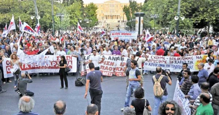 Intenţia autorităţilor de la Atena de a se împrumuta pe termen lung ar putea provoca noi demonstraţii de stradă 