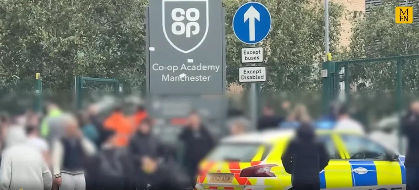 Părinții au fost chemați să-și ia copiii acasă. FOTO YouTube Manchester Evening News