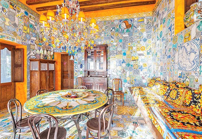 Fiecare dormitor  este decorat într-un  stil propriu,  de cei doi creatori