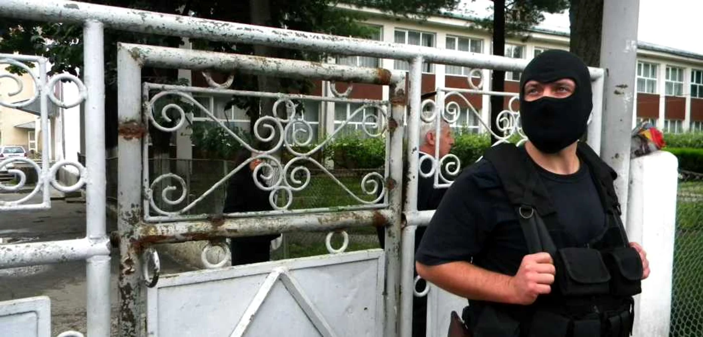 40 de profesori universitari reţinuţi de poliţişti într-o acţiune de amploare 
