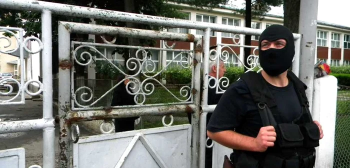 40 de profesori universitari reţinuţi de poliţişti într-o acţiune de amploare