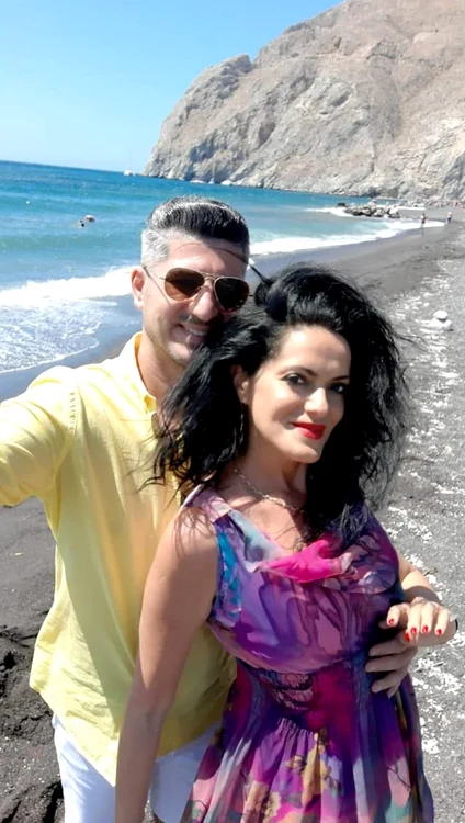 Lavinia Tatomir și Laurențiu Cârstea, bucurându-se de plajă, în Santorini