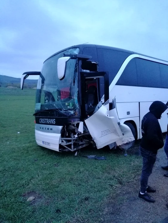 Autocarul a suferit daune serioase în urma accidentului FOTO ISU Vaslui