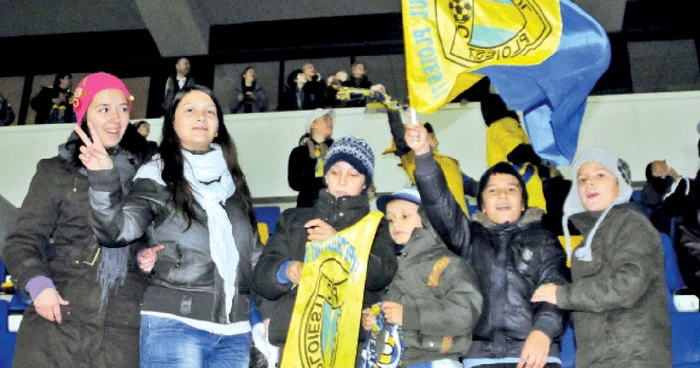Copiii au fluturat cu mândrie steagurile cu însemnele Petrolului
