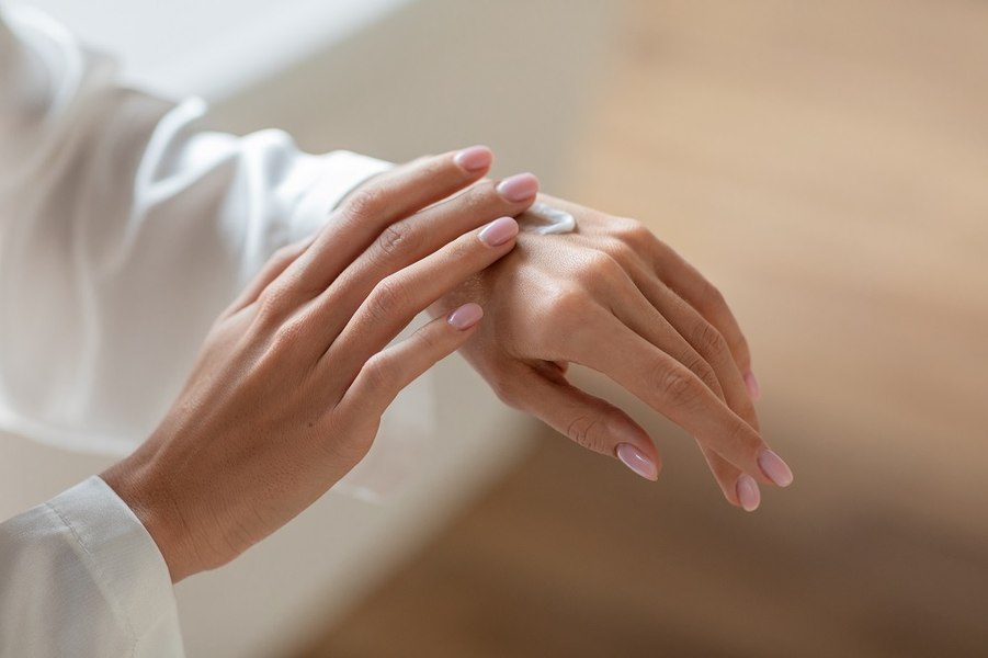 Trucuri care te scapă de pielea crăpată. Secretul mâinilor fine în sezonul rece