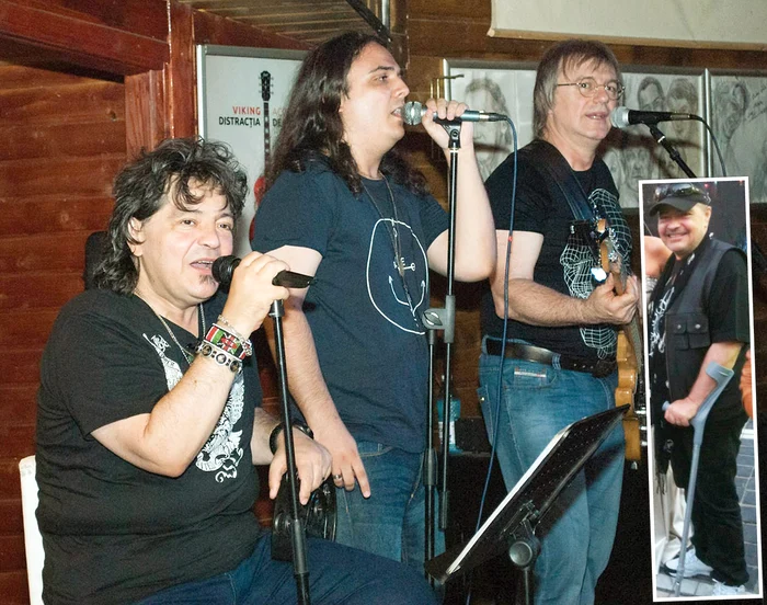 Luna trecută, Leo Iorga era extrem de obosit şi l-a angajat pe Codruţ Croitoru (centru) pe post de dublură, la microfon. Solistul se ajuta mai mereu de cârje pentru a se deplasa