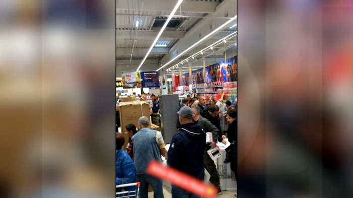 Oamenii s-au îmbulzit de la primele ore ale dimineții Foto: captură Observatornews.ro