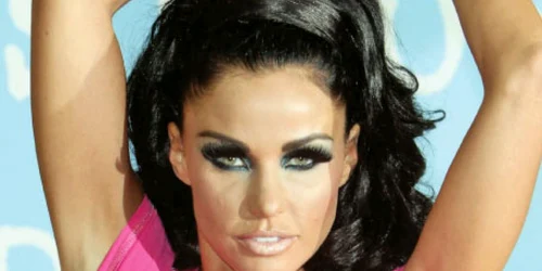 Machiajul încărcat al vedetei Katie Price este respingător pentru mulţi bărbaţi