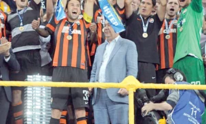 Fotbaliştii şi staff ul de la Şahtior au sărbătorit pe teren câştigarea Supercupei Ucrainei jpeg