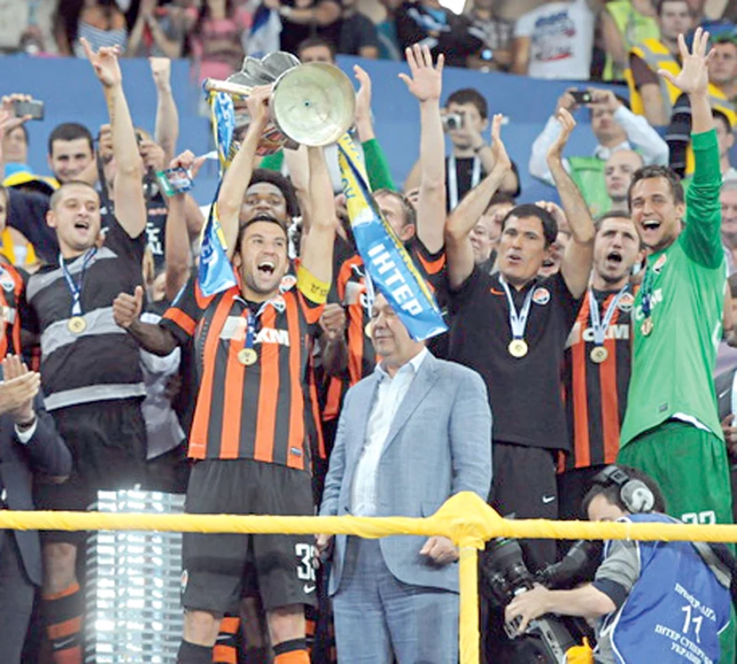 Fotbaliştii şi staff-ul de la Şahtior au sărbătorit pe teren câştigarea Supercupei Ucrainei