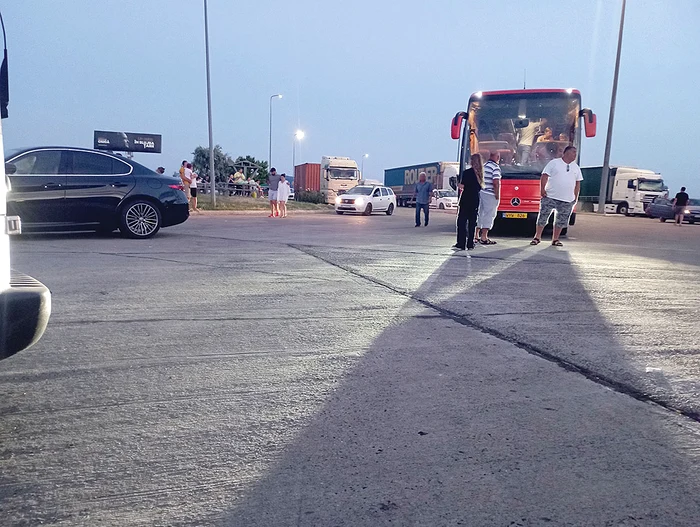 Obosiți, șoferii au făcut  pauze lungi în parcările  de pe autostradă. Foto: Blitz