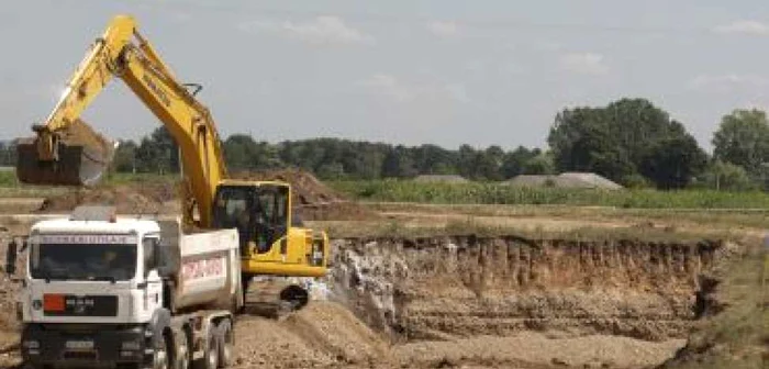 Cluj: Ţăranii cultivă grâu şi porumb la doi paşi de un munte de otravă (GALERIE FOTO)