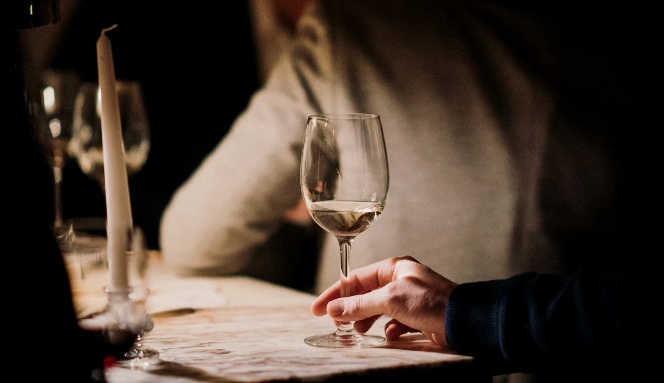 În paharul de vin se afla detergent / foto: Pexels