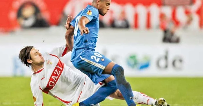 Pablo César Pintos Cabral (în albastru) vine la Steaua la recomandarea lui Cosmin Contra