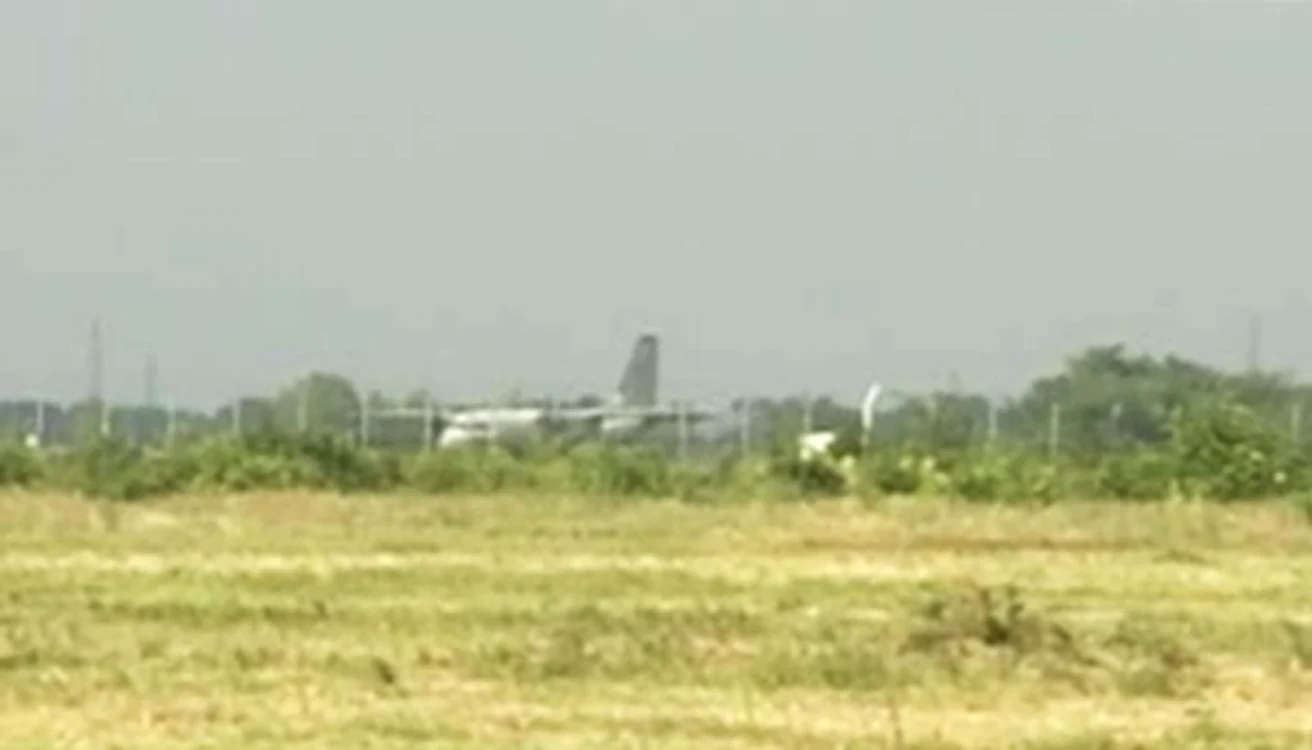 Primul avion cu răniţi din Muntenegru a sosit pe Otopeni marţi după-amiază, în jurul orei 17.50. (captură RTV)