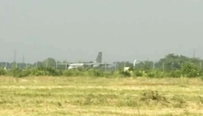 Primul avion cu răniţi din Muntenegru a sosit pe Otopeni marţi după-amiază, în jurul orei 17.50. (captură RTV)