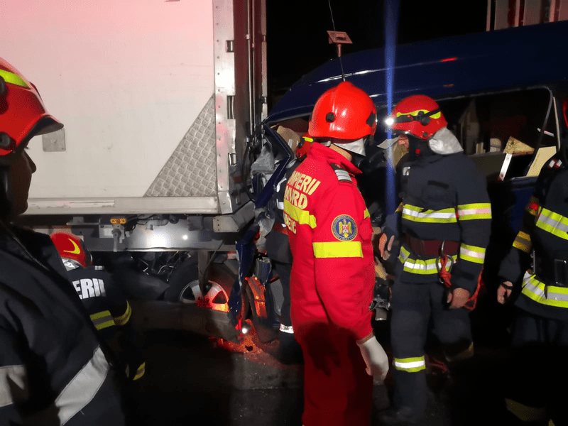 Doi oameni au murit într-un accident produs între un autoturism şi un autocamion, pe DN7, în Alba