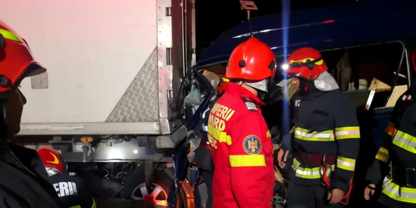 Coliziune între o dubă de marfă și un TIR soldată cu șase victime pe DN7 în Râmnicu Vâlcea ISU Vâlcea jpeg