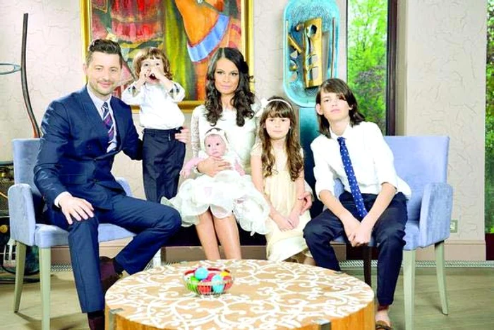 O familie frumoasă, plină de copii! Adi Sînă, micuţul Noah, Anca Serea cu bebeluşul Ava stephanie, Sarah şi David, cei doi copii mai mari ai Ancăi