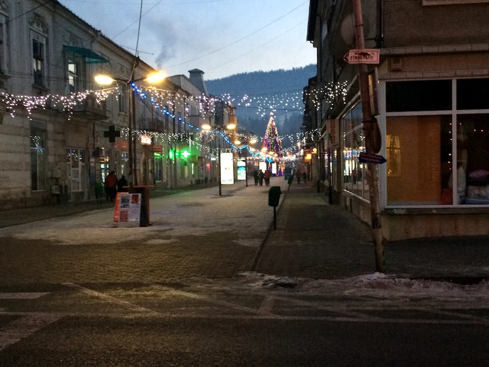 Laura Cosoi la Vatra Dornei, într-un popas pe drumul Iaşi - Târgu Mureş (Foto: arhiva personală)