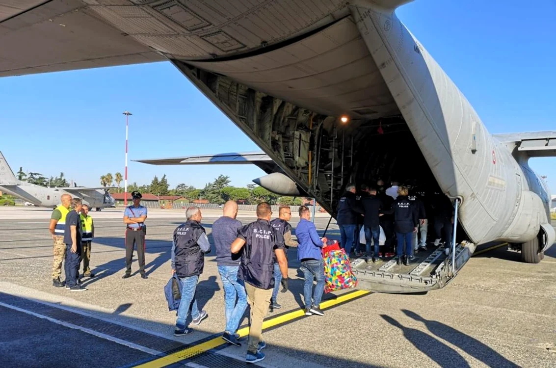 În septembrie 2019, 16 români judecați și condamnați în Italia au fost transferați cu un avion militar, pentru a-și executa pedepsele în România