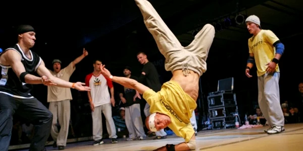 La concurs participă 20 de trupe de dansatori foto thekingsbattleground.com