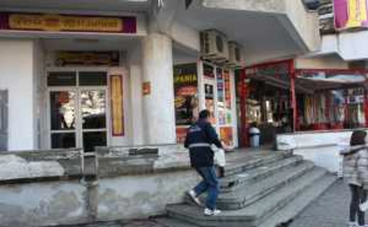 Criminaliştii ieşeni fac cercetări în zona fast-foodului unde femeia a fost agresată