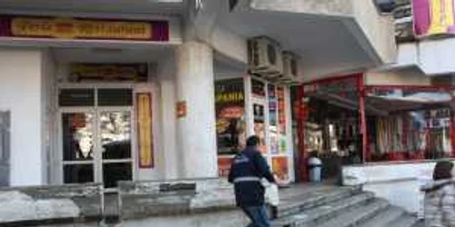 Criminaliştii ieşeni fac cercetări în zona fast-foodului unde femeia a fost agresată